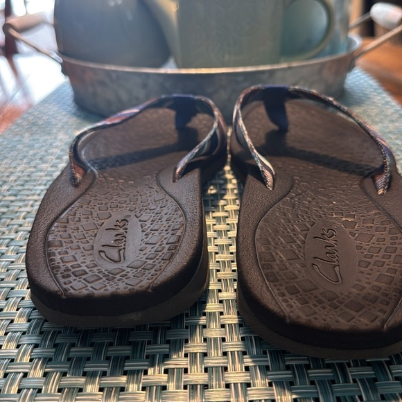 CLARKS "TATE MUSE" BLUE MULTI STRIPED TEXTILE THONG FLIP FLOPS SANDALS - Size 9 - Picture 4 of 5